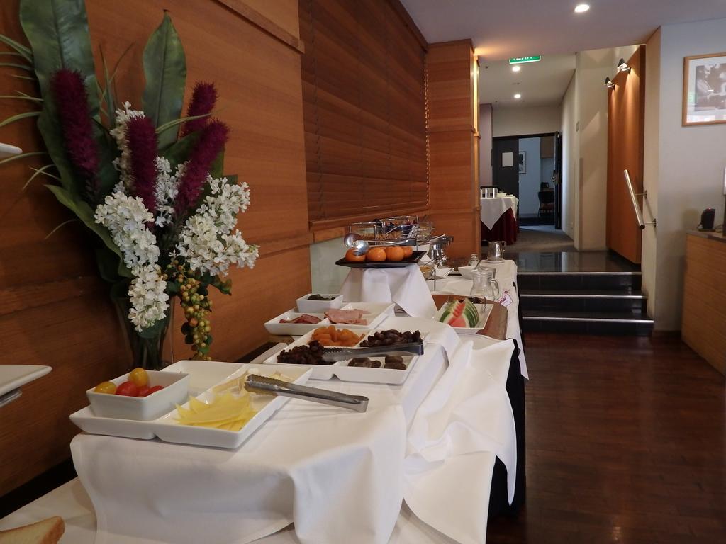 Zagame'S House Hotel Melbourne Exterior photo A buffet at a hotel