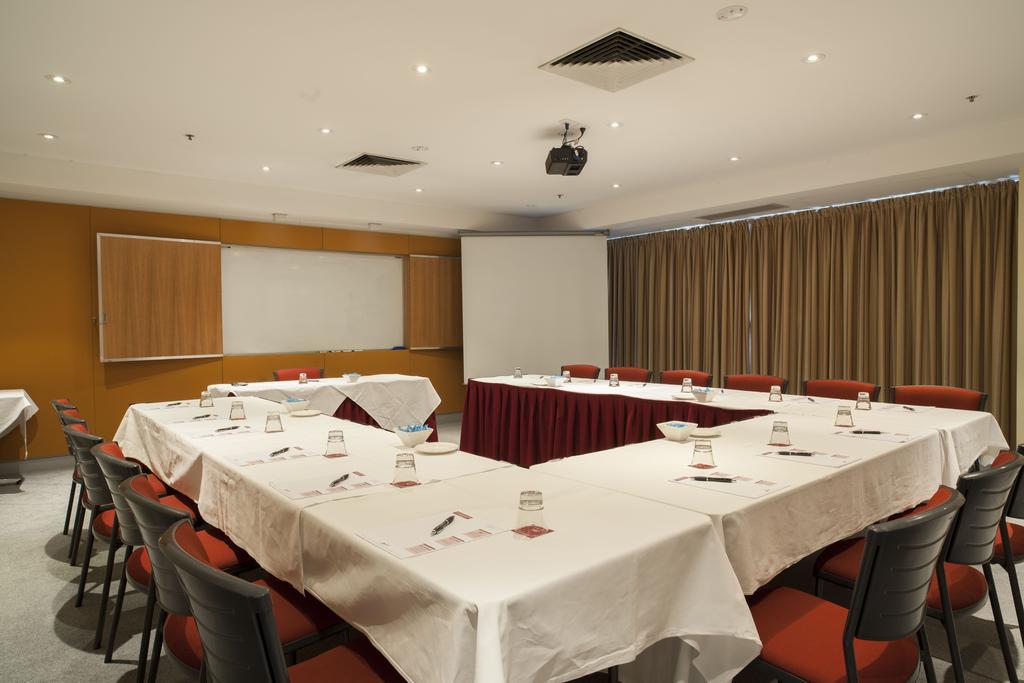 Zagame'S House Hotel Melbourne Exterior photo A meeting room at the University of New South Wales