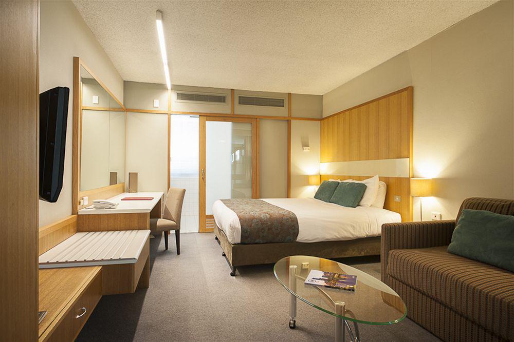 Zagame'S House Hotel Melbourne Exterior photo A room at the Hilton London Heathrow